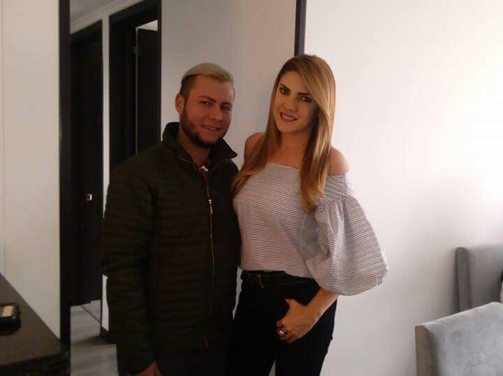 Sebastin9269's tweet photo. @LaRedCaracol #caigoenlared sebastian ocampo y la hermoso divina y anable 
 ana carina soto https://t.co/IUO55nqyvC