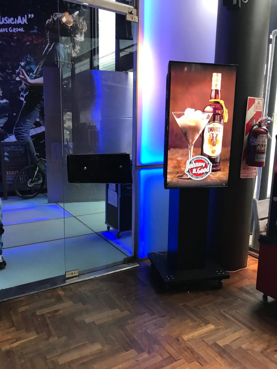 #SignBoox sustituye a la carteleria tradicional y te permite compartir contenido dónde quieras y cómo quieras! ✨🙌🏽 Encontra nuestro #bigtotem en Johnny B Good de Barrio Jardín #DigitalSignage #digitalsolutions #restaurant #bar #happyhour