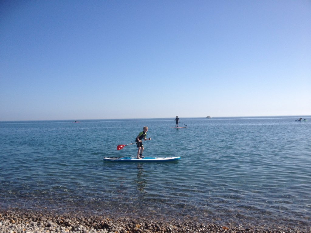 TheBayIOW's tweet photo. A sublime end to a wonderful #bankholiday at Freshwater Bay #iow. Blue skies, crystal clear water and lots of paddleboarders. #PureIslandHappiness Experience it yourself, book a break now: https://t.co/Kmtb6odg0x. https://t.co/ySctWkHHFt
