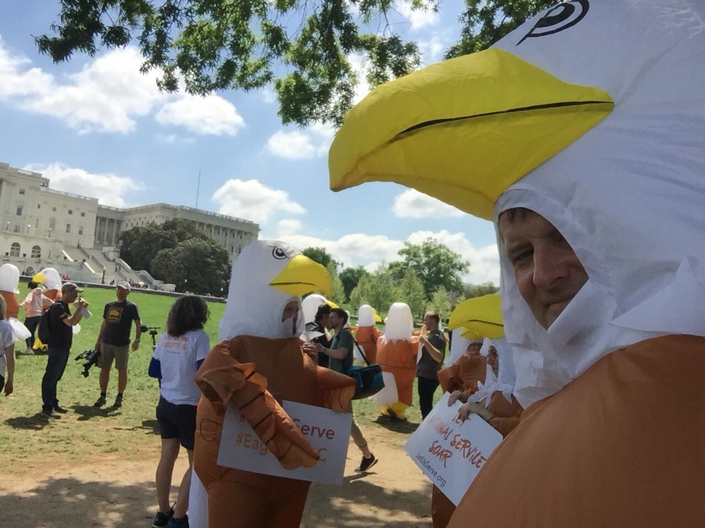 YellowCabNY's tweet photo. #eagle selfie
#LetUsServe #DinosinDC #ServiceYear https://t.co/RaFJ57QCp7