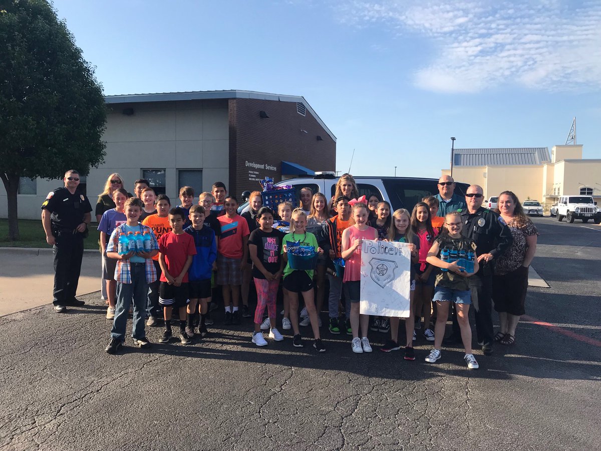 holloway_sonya's tweet photo. Rann students dropping off treats at Decatur Police Department #baddaygood #rannlearns https://t.co/bUxp9PpQNk