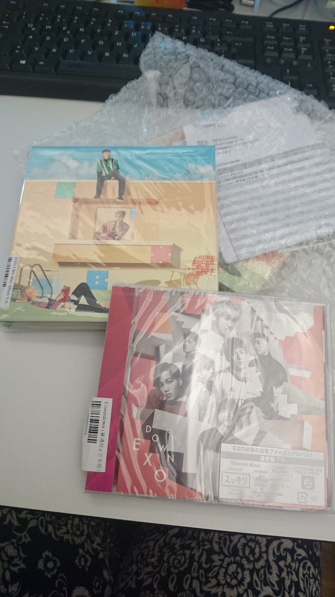 LinLinChama's tweet photo. Finally arrived at work. I have no more money lol @weareoneEXO #CBXBloomingDays #EXOCountdown https://t.co/uMAdEsDSR2