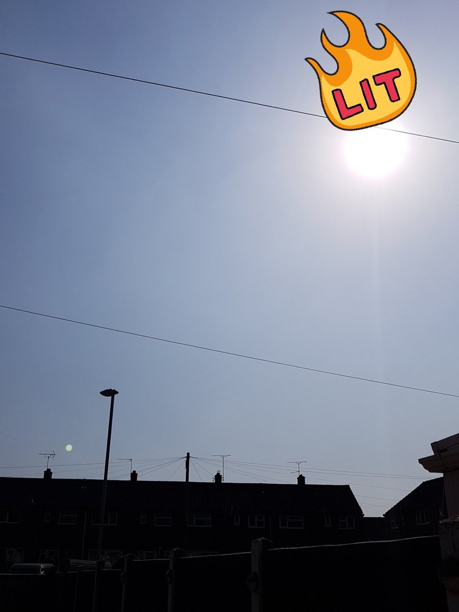 RobEdge13's tweet photo. 26 degrees in my sun trap of a back garden #toasty #sunbathing #sunsout #melting  @BBCMidsWeather @bbcweather https://t.co/kAZw9gxwO0