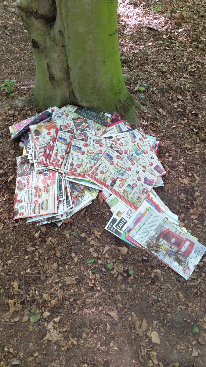 Helaas zijn er nog steeds folder "bezorgers" die een bosje als een bezorgplaats zien. Als je ze niet bezorgen wilt, gooi de folders dan in ieder geval bij het oud papier.