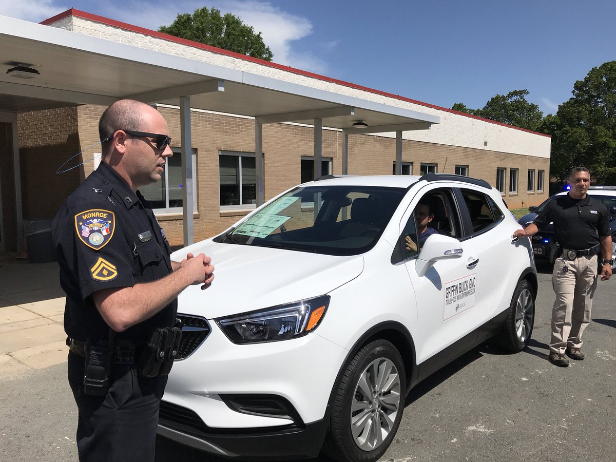 HeartForMonroe's tweet photo. Today’s @MonroeMS_NC #MenintheMaking lesson —- how to behave as a passenger and driver during a traffic stop and accident! Thank you @MonroeNCPolice and @BuickGMCGriffin for providing today’s vehicle! #drivingisaprivilege #reallifeskills #H4M #thankyoucommunitypartners @1MClubs https://t.co/djer6HGtOq
