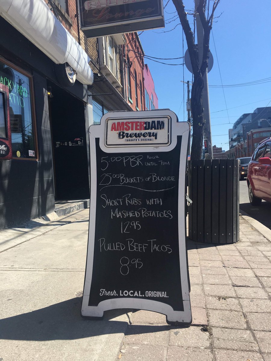 Cadillaclounge2's tweet image. Choosing between Short Ribs 🍖 &amp;amp; Pulled Beef Tacos 🤔 A beautiful way to start the week!
#cadillacloungetoronto #dailyspecials #beerfordays