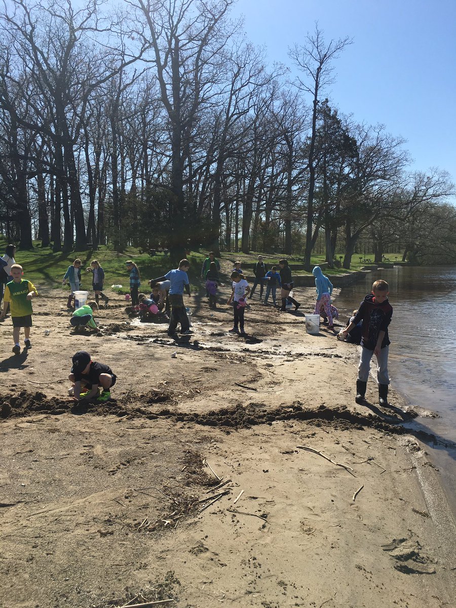 2ndGradeStars11's tweet photo. Fun exploring erosion at Independence Lake. #dreadstrong https://t.co/2LGLqKNCEb