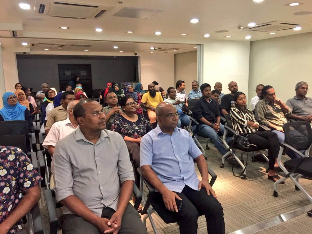 IllathHassan's tweet photo. #RaeesNasheed2018, Primary Campaign ga Masaiykaiy Kohdhevvan Beynunfulhuvaa #MaleCity MDP Membarun’aaeku Baavvvaa Bahdhaluvumeh #SaltCafe’ ga kuriah dhanee.
#JazeeraaRaees #RaeesNasheed2018
#RNMDP2018 https://t.co/L5Pwt2j40s