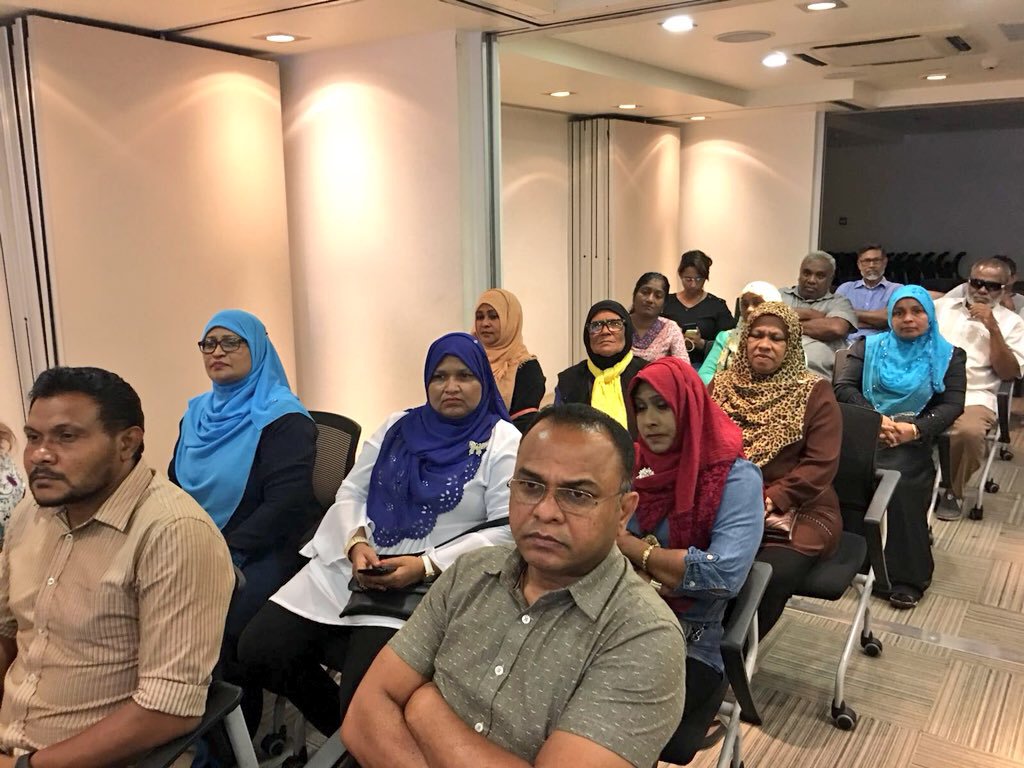 IllathHassan's tweet photo. #RaeesNasheed2018, Primary Campaign ga Masaiykaiy Kohdhevvan Beynunfulhuvaa #MaleCity MDP Membarun’aaeku Baavvvaa Bahdhaluvumeh #SaltCafe’ ga kuriah dhanee.
#JazeeraaRaees #RaeesNasheed2018
#RNMDP2018 https://t.co/L5Pwt2j40s