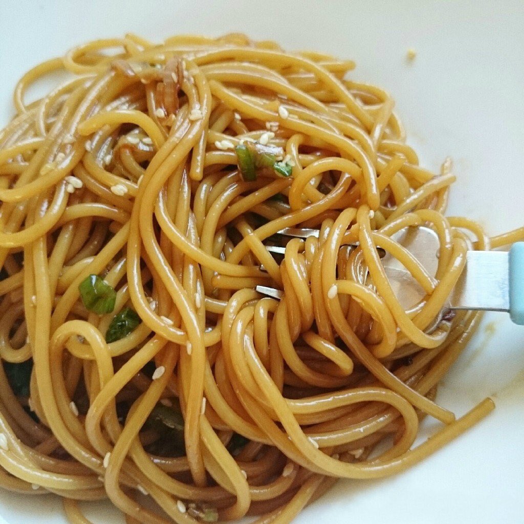 O Xrhsths 啾食堂sto Twitter 吃凉面 豉油皇葱油凉拌spaghetti 塔哒 豉油皇酱汁 生抽1 2 大匙 老抽2 大匙 盐1 4小匙 砂糖1小匙 鸡精 O Xrhsths 啾食堂sto Twitter 吃凉面 豉油皇葱油凉拌spaghetti 塔哒 豉油皇酱汁 生抽1 2 大匙 老抽2 大匙 盐1 4小匙 砂糖1小匙 鸡精