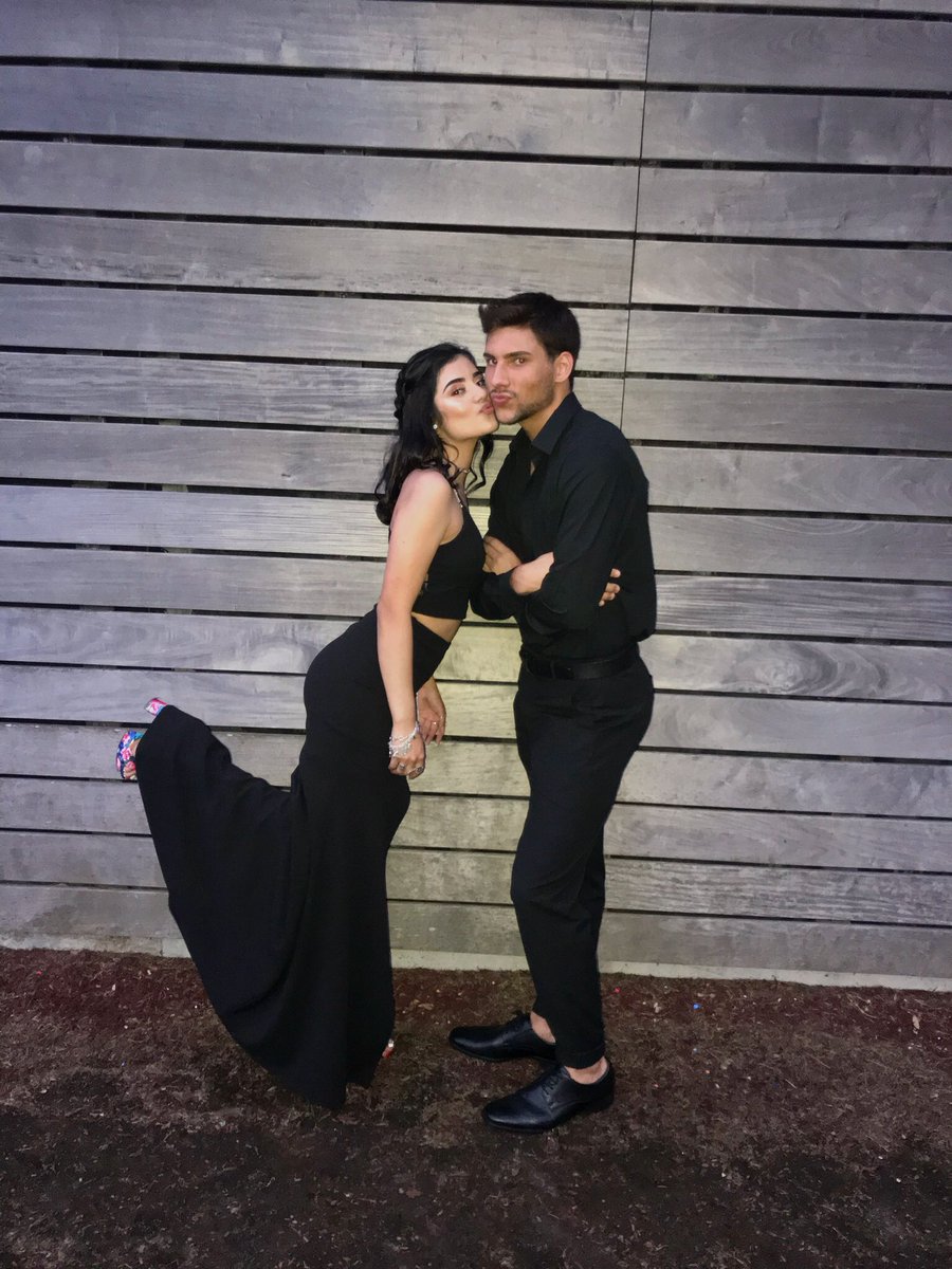gomezaislinnn's tweet photo. who else better to accompany to prom then my gbf #prom2k18🖤 https://t.co/5AOaoWXn1T