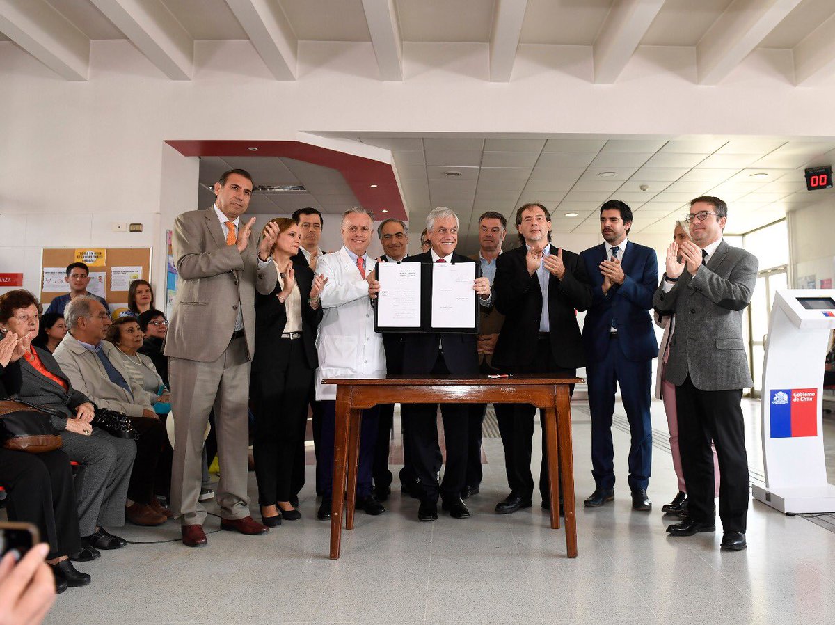 sebastianpinera's tweet photo. Hoy con @ceciliamorel fuimos a #Maipú a firmar indicaciones a #LeyDeFármacos2, para rebajar precios de remedios. Además, lanzamos https://t.co/8s7HbsHnNp, para comparar $ y ver dónde conviene comprarlos. Es parte de la cirugía mayor al sistema de salud, para que sea de calidad. https://t.co/t547EWRzyX
