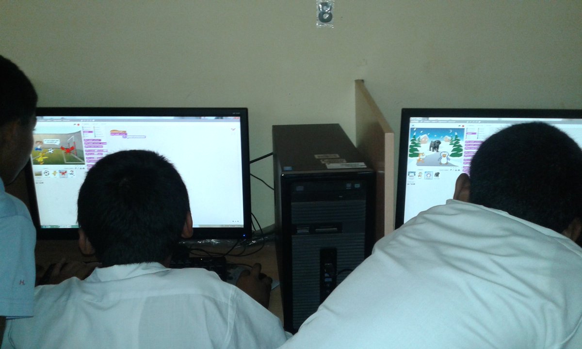 Ellvis06's tweet photo. Estudiantes Usando y resiviendo conocimiento sobre SCRATCH. @Infoplazass #YoSoyInfoplaza #MomentosInfoplazas #InfoCalobre https://t.co/Uuzy0PtWGN