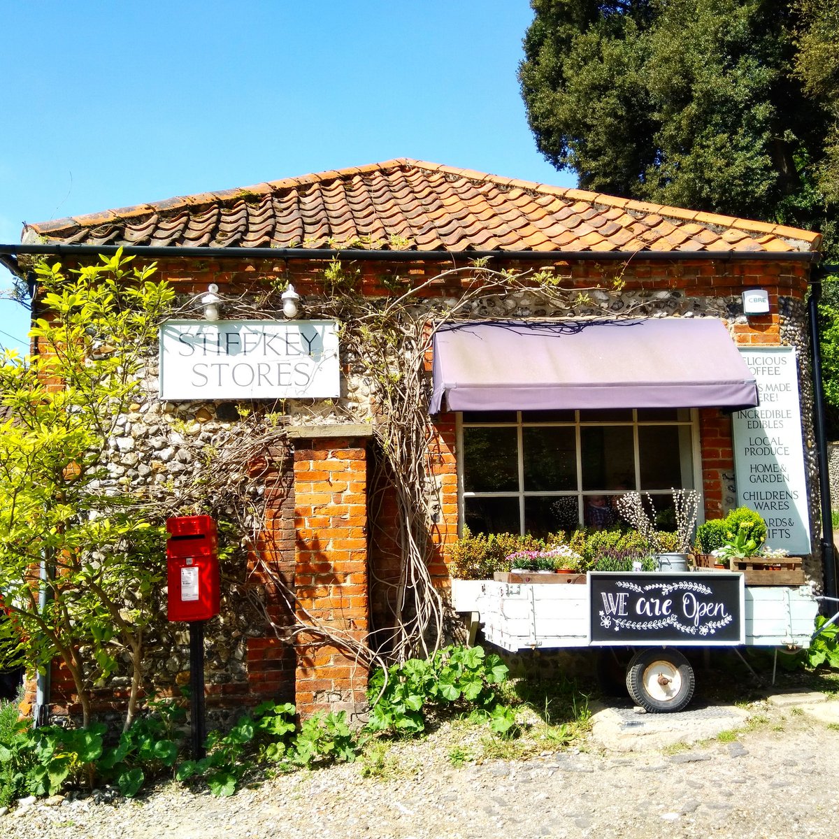 This gorgeous place was a welcome sight halfway round a HUGE walk. We stopped to have coffee and flapjacks. #coffeetime #coffeeshop #latte #NorthNorfolkCoast #stiffkey #stiffkeystores #monmouthcoffee #flintcottage