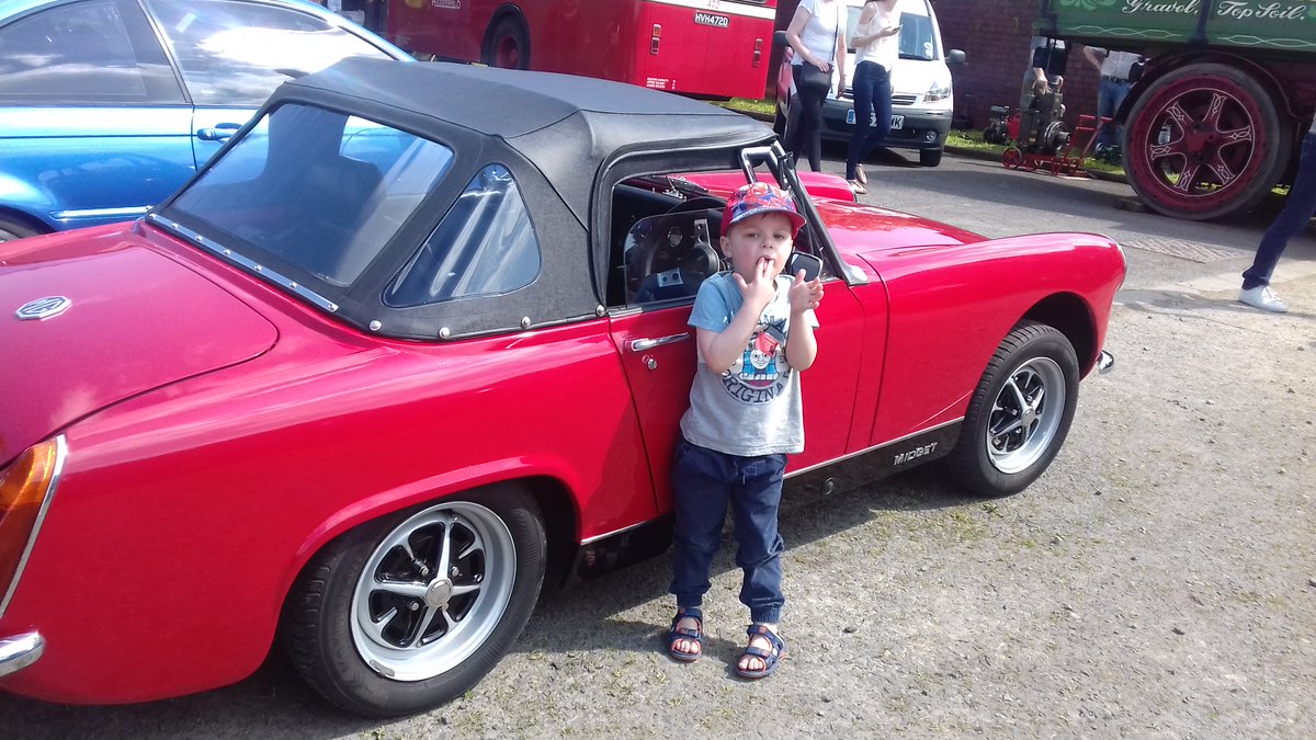 TheMGLifestyle's tweet photo. #Rochdale Classic Car Show #Ellenroad #Milnrow @MGCarClub @TheMGOwnersClub https://t.co/onWCnclgBU