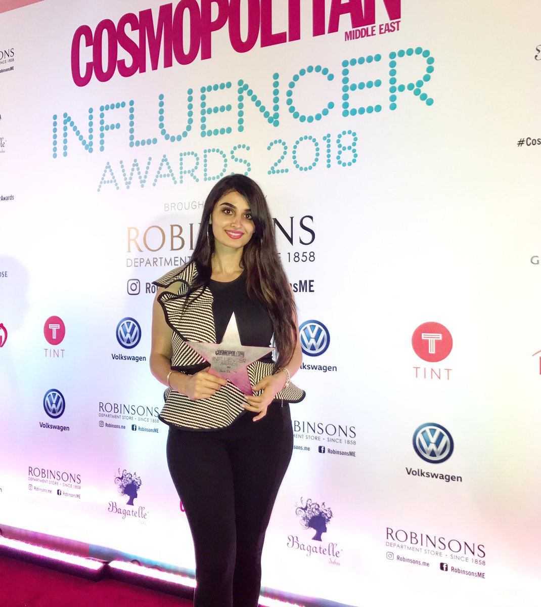 Thank you to everyone that has supported me and my family 💗  love you all so much, really appreciate the amazing fans that voted, thank you for giving me the chance to win 🙏 LoLo Squad for Life ❤️🙏 @cosmomiddleeast  #CosmoInfluencerAwards