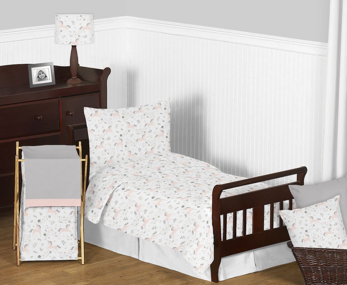 The #Unicorn #ToddlerBedding collection by Sweet Jojo Designs will create a whimsical and enchanting #wonderland for your child's room. Check out the complete collection at ow.ly/Ta1W30jStzt 
#unicorndreams