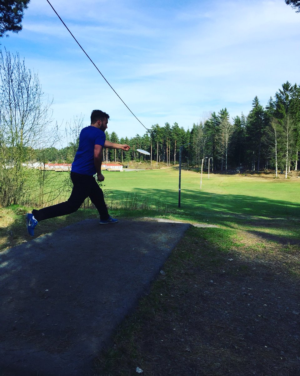 Some disc golf action today with <a href="/Oggelit/">Oskar Eriksson</a> #offseason #springtime