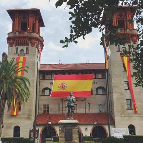 GuajeSalvaje's tweet image. Así celebran en St. Augustine, Estados Unidos, el 450 aniversario de la ciudad.
El ayuntamiento con banderas de España, pues fue fundada por españoles.
Ojalá los ayuntamientos de nuestro país lucieran nuestra enseña con ese mismo orgullo, el que se merece nuestra Historia.