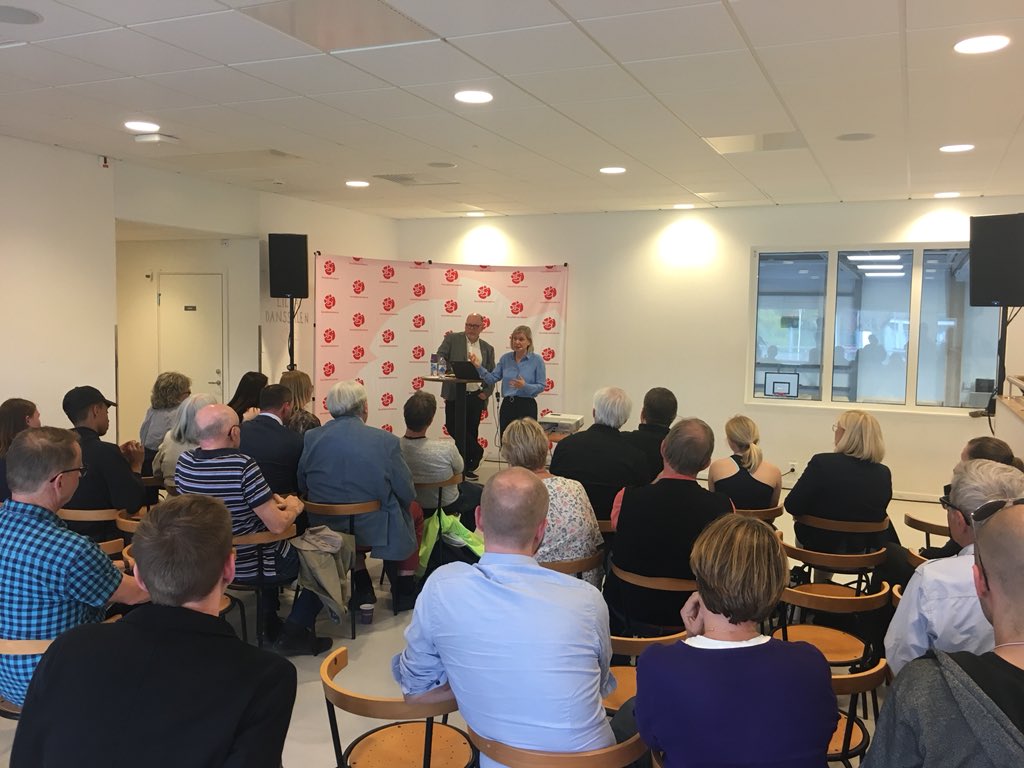 rasmuslenefors's tweet photo. Härlig avslutning på första dagen med S-kansliet i Stuvsta. Besök med med @socialdemokrat finansminister Magdalena Andersson hos @Huddinge_Basket och öppet möte om integration i Stuvstahallens café. #stuvsta #hupol https://t.co/Xg03owOiAb