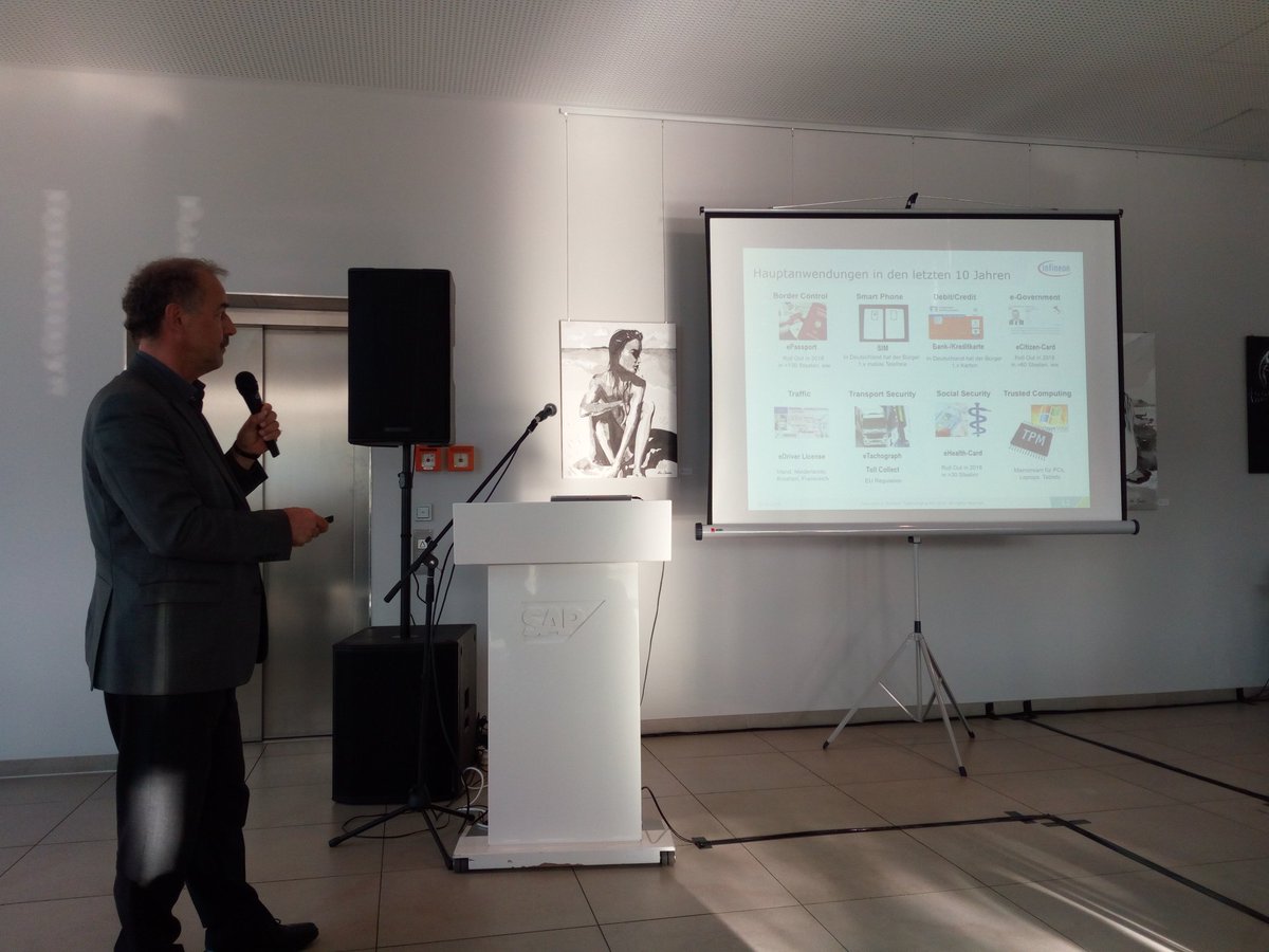 HTxA's tweet image. Detlev Houdeau, @Infineon, zum Thema Sicherheits-Chips beim
#SmartSystemsHub-Meetup. #FunFact: jeder von uns hat im Schnitt 7 (!) Sicherheits-Chips täglich dabei (SIM-Cards, Personalausweis, etc.) #CyberSecurity #DigitaleSicherheit