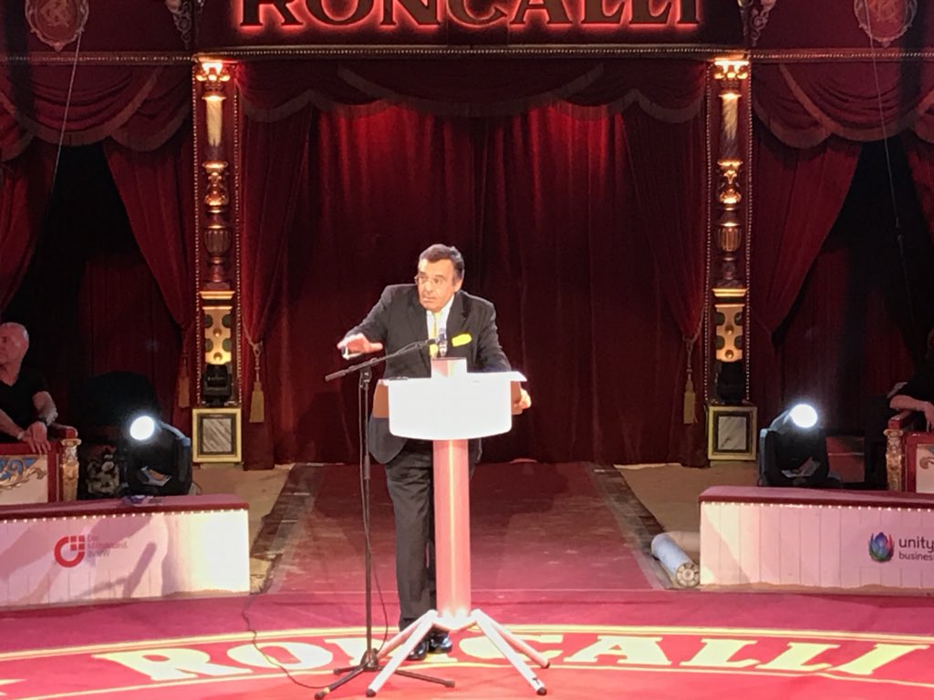 @BVMWeV Präsident Mario Ohoven beim #magicbusiness im @CircusRoncalli über #Unternehmertum und #Staatsverschuldung - die Nullzinspolitik hat dramatische Konsequenzen. Da hilft kein Zirkus und keine Zauberei. Wir drehen weiter! <a href="/bvmwkoeln/">BVMW Region Köln</a>