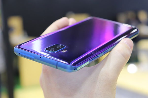 notebookitalia's tweet photo. A noi il Doogee V piace in entrambi i colori. Twilight o Aurora Blue: voi quale preferite? -> https://t.co/ldgQE7efox #doogeeV #twilight #aurorablue #colors #doogee https://t.co/hF6DDWsYOL