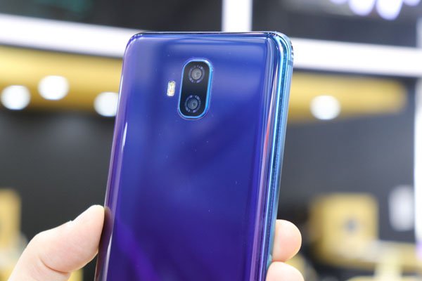 notebookitalia's tweet photo. A noi il Doogee V piace in entrambi i colori. Twilight o Aurora Blue: voi quale preferite? -> https://t.co/ldgQE7efox #doogeeV #twilight #aurorablue #colors #doogee https://t.co/hF6DDWsYOL