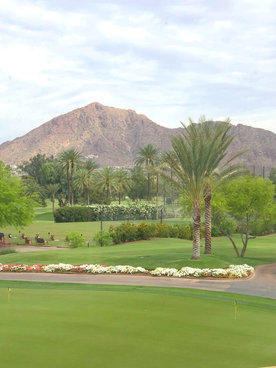 SuzanneHaney's tweet photo. Gorgeous view from the gym of camelback mountain.... #riseandgrind #morning https://t.co/9A4SYVukCb