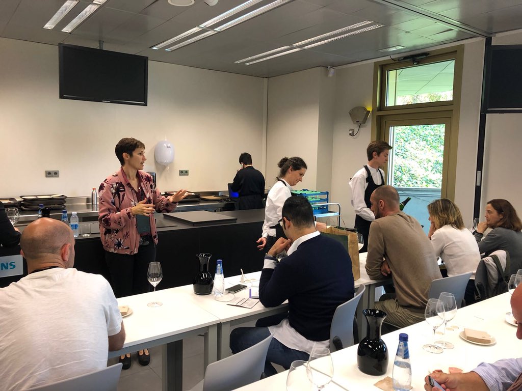 silviaculell's tweet photo. La meva aportació a #host2018 de @bculinary Un taller de maridatges extrems, amb productes crus i curats per demostrar la versatilitat i el món de possibilitats, en funció de la criança, dels caves. Gràcies a @DO_Cava per confiar amb mi i als savis consells de @ferrancentelles https://t.co/ACvq9u98EN