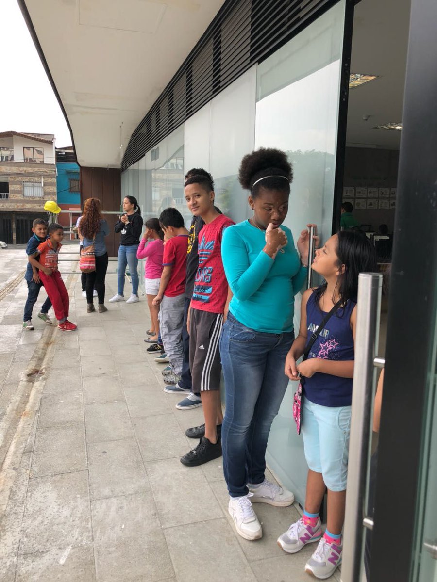 CasadelaMemoria's tweet image. Este sábado iniciamos MEDELLÍN/ES MEMORIA VIVA en la UVA de La Alegría. Estaremos allí hasta el 17 de junio construyendo memorias en el territorio. #MemoriaViva #SomosPARte #usaidtransforms @FundacionEPM @AcdiVocaCol @USAID_Colombia