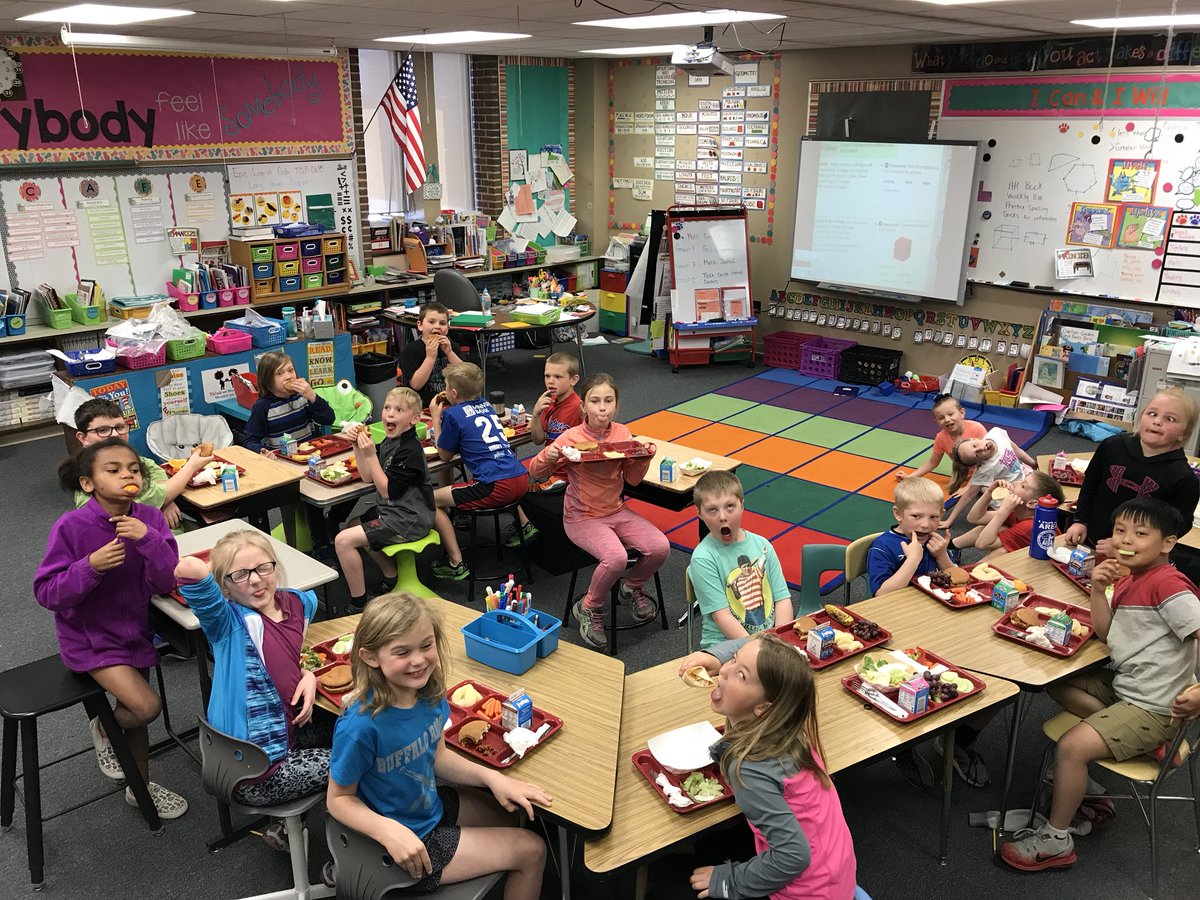 L is for....lunch in the classroom!  Today we brought our lunch trays to the classroom and ate as a class! #ABCCountdown