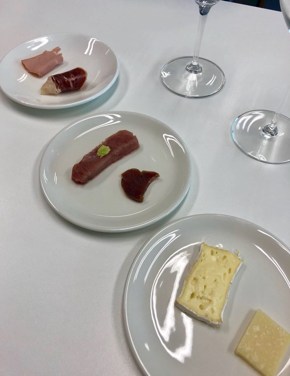 silviaculell's tweet photo. Mi aportación a #host2018 de @bculinary Un taller de maridajes extremos, con productos en crudo y curados para demostrar la versatilidad y posibilidades, en función de la crianza, de los cavas. Gracias a @DO_Cava por confiar en mi y a los sabios consejos de @ferrancentelles https://t.co/Ub0lmy1qjH