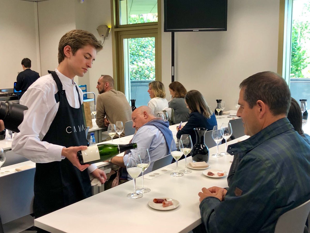 silviaculell's tweet photo. Mi aportación a #host2018 de @bculinary Un taller de maridajes extremos, con productos en crudo y curados para demostrar la versatilidad y posibilidades, en función de la crianza, de los cavas. Gracias a @DO_Cava por confiar en mi y a los sabios consejos de @ferrancentelles https://t.co/Ub0lmy1qjH