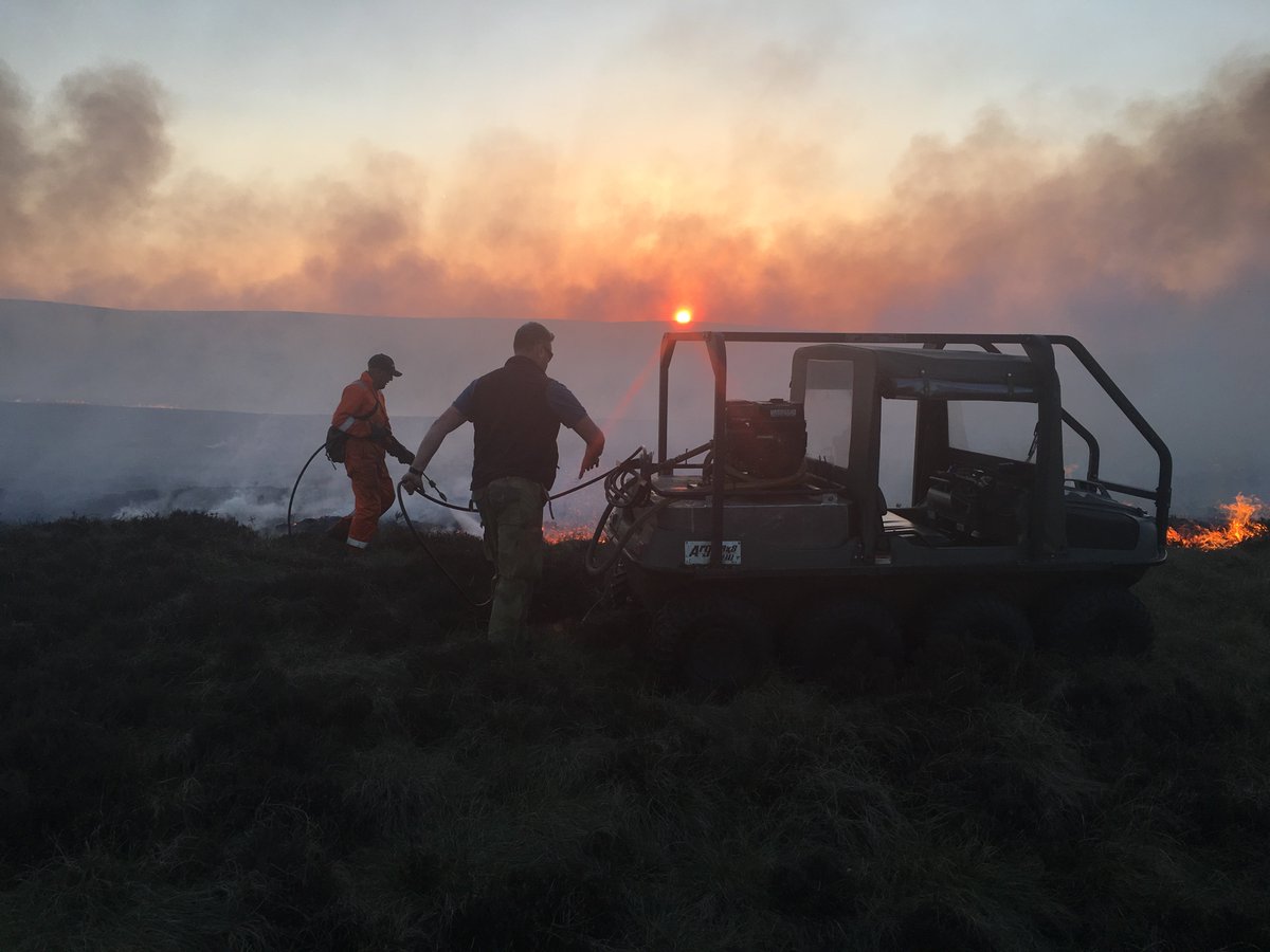MoorlandAssoc's tweet image. Keepers from Peak District Moorland Group and farmers did a great job last night in joining fire crews tackling wild fire on the Goyt Moors west of Buxton in Peak District National Park.
