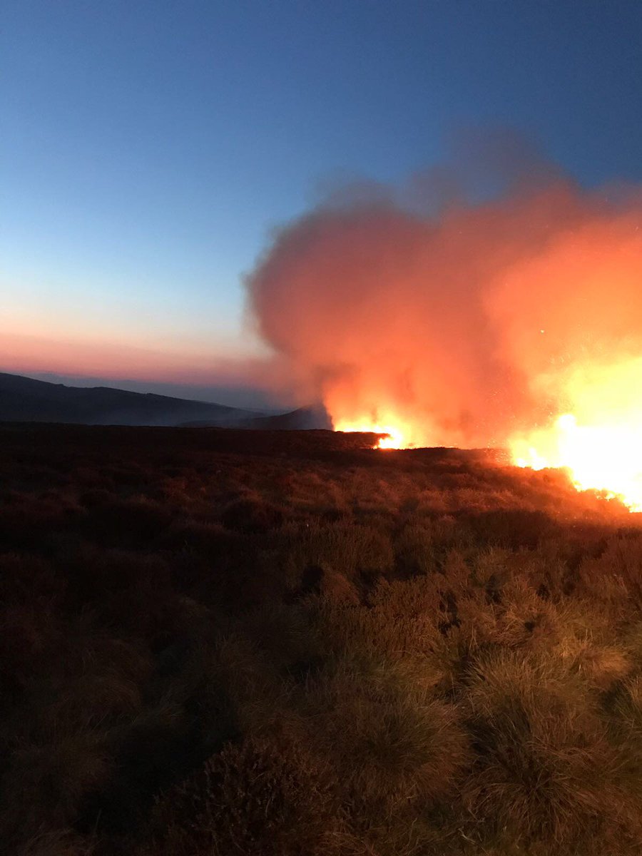 MoorlandAssoc's tweet image. Keepers from Peak District Moorland Group and farmers did a great job last night in joining fire crews tackling wild fire on the Goyt Moors west of Buxton in Peak District National Park.