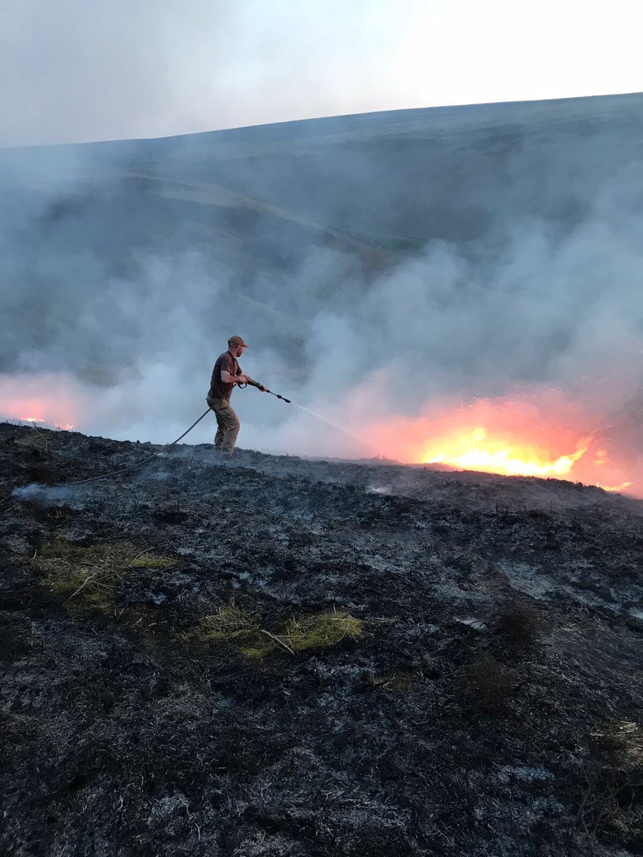 MoorlandAssoc's tweet image. Keepers from Peak District Moorland Group and farmers did a great job last night in joining fire crews tackling wild fire on the Goyt Moors west of Buxton in Peak District National Park.