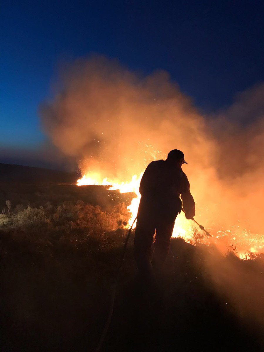 MoorlandAssoc's tweet image. Keepers from Peak District Moorland Group and farmers did a great job last night in joining fire crews tackling wild fire on the Goyt Moors west of Buxton in Peak District National Park.