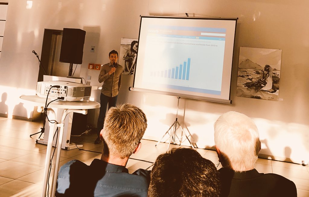 geodaet0's tweet photo. #Sicherheit auf #software Ebene. Jacob Hasse vom #startup #dence #spinoff der @tudresden_de #datenforensik @smartsystemshub #Meetup https://t.co/EUWOn7HZxu