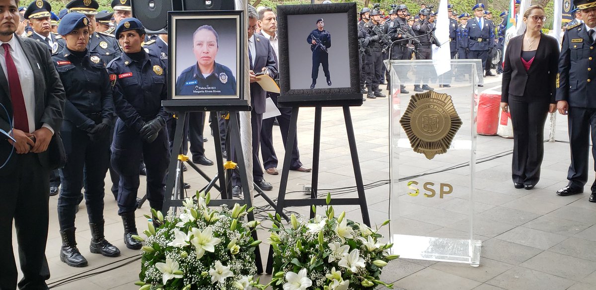SSC_CDMX's tweet photo. Acompañamos a familiares y compañeros de los policías Margarita Rivera Rivera de la Policía Auxiliar e Iván Luna Hernández del agrupamiento Fuerza de Tarea, quienes de manera heroica y ejemplar, entregaron su vida en defensa de los intereses de la sociedad. https://t.co/rZbD7IGfVK