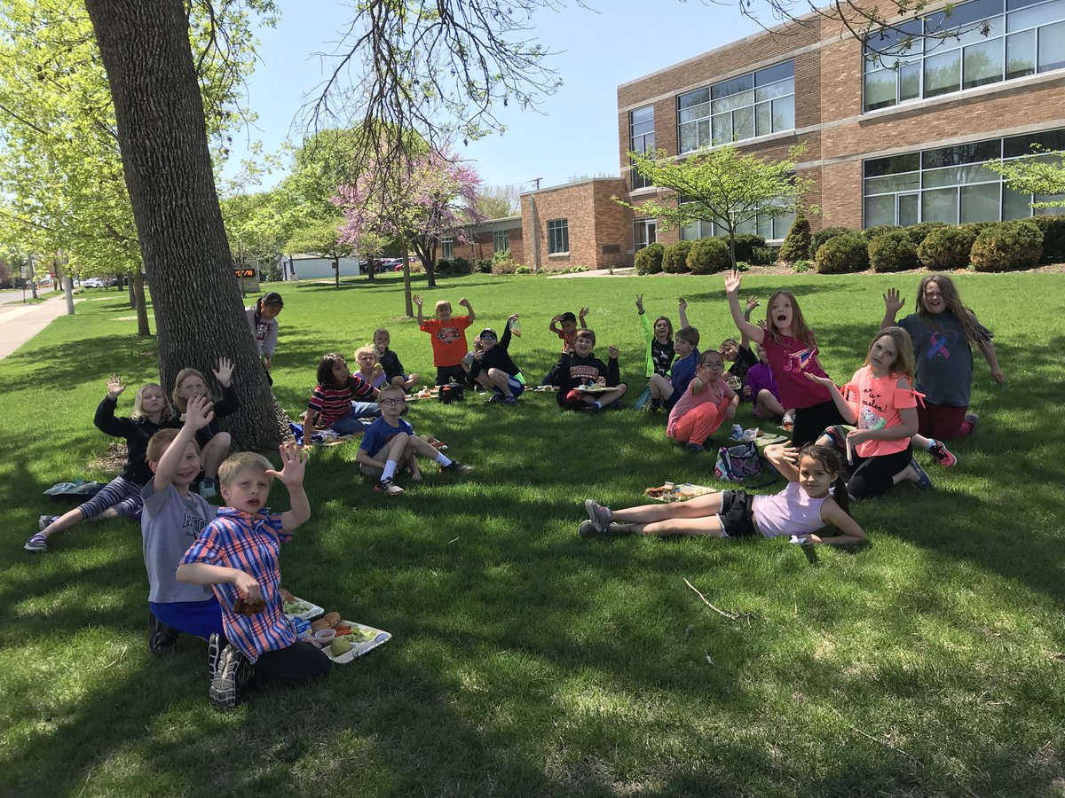 js_murphy66's tweet image. What a great day to eat outside!  Thanks Stewart Boosters and Emma M. for winning the prize to eat outside at the Stewart Carnival! #washpride