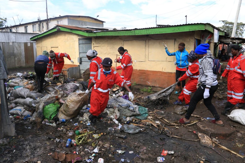 mbuvi_primrose's tweet photo. Earlier today my team of “Ngarisha Jiji” initiative took part in a clean-up exercise in several parts of Nairobi to compliment efforts by the Nairobi City County Government to make our environment cleaner. 
I will continue to engage the youth in my “Ngarisha Jiji” campaign https://t.co/dxVlLT5NOq