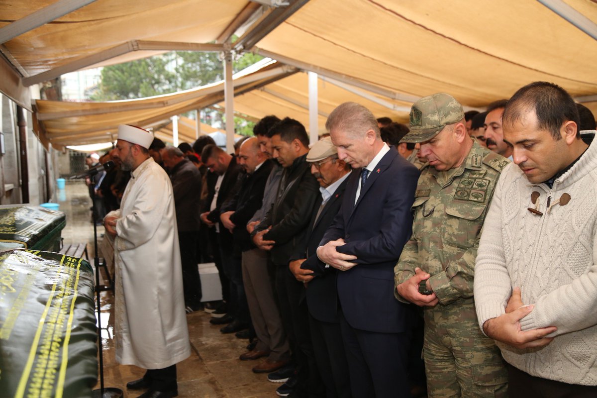 sivasvaliligi's tweet photo. Şehit Piyade Onbaşı Fevzi Delibaş'ın annesi Esma Kurugöl (72) dualarla son yolculuğuna uğurlandı. Esma teyzeye Cenab-ı Allah'tan rahmet, ailesi ve sevenlerine başsağlığı diliyoruz. https://t.co/pCP3TAf7VU