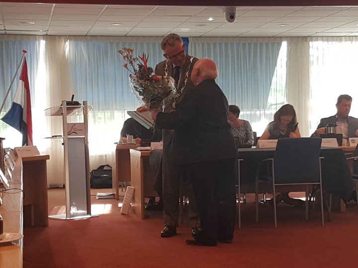 GB0223's tweet photo. Burgemeester Schuiling spreek Marcel de Knijf toe. Hij neemt officiëel afscheid als raadslid van Gemeentebelangen. Marcel zal terugkeren als ons commissielid in de commissie Bestuur en Middelen. https://t.co/UVXpxQwZuM