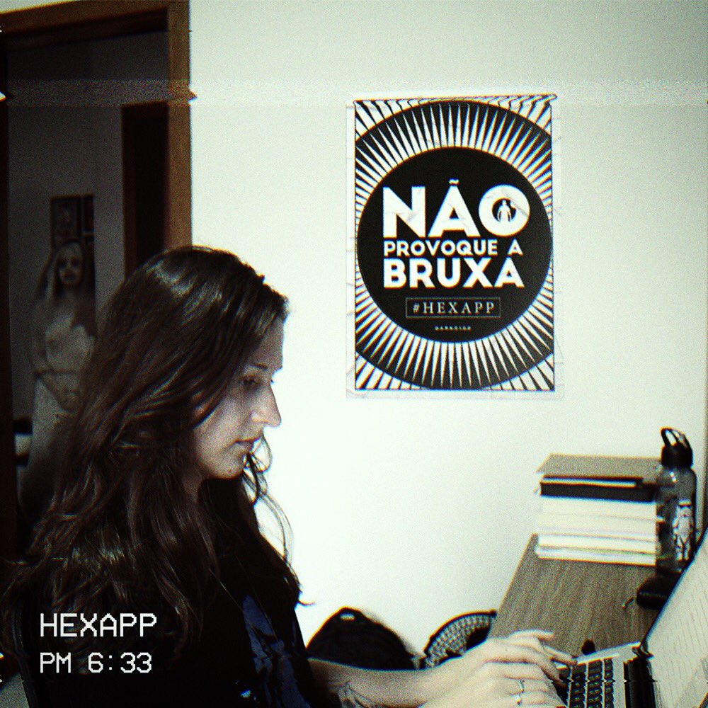pipocamusical's tweet photo. Câmeras de vigilância registraram a Bruxa de Black Rock na casa de mais uma habitante da cidade. Parece que algo está prestes a acontecer... Seja como for, não provoque a bruxa. 💚💀💚 #hexapp https://t.co/JqLRj30JQv