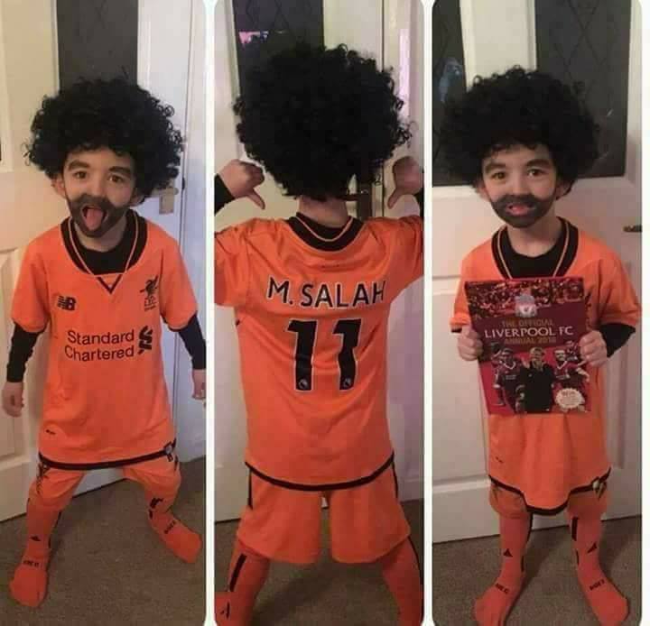 طفل إنجليزى يقلد صلاح 😍😍