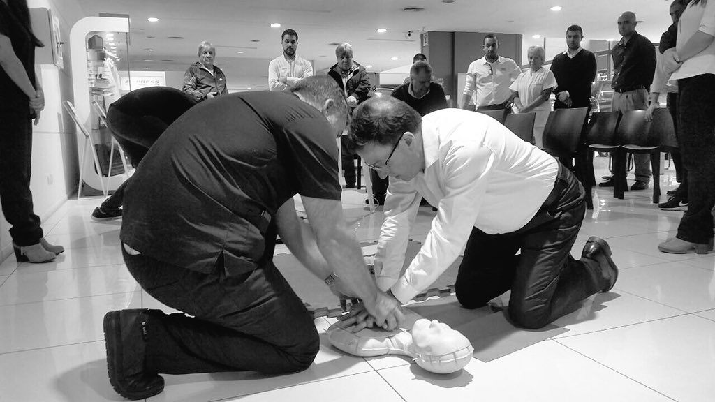 mariofitzm's tweet image. Si a una víctima de muerte súbita le practicas RCP y usas un desfibrilador dentro de los primeros tres minutos, la posibilidad de que llegue vivo al hospital es del 70% es IMPORTANTE SABERLO! Ojalá muchos retuiteen asi más se enteran y mejoramos los resultados