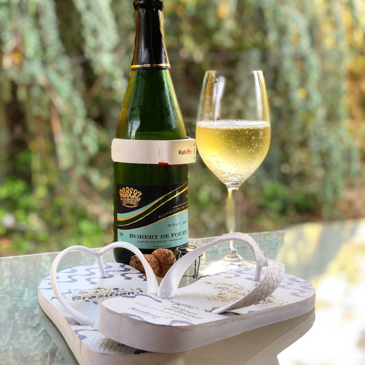 creativefabien's tweet photo. Finally able to enjoy the terrasse 30C+ 😊 taking out the #Brazilian flip-flop sandals after an intense day 🍾 now time to chill down with #Limoux bubbles by #DomaineDeFourn &amp; temperature control with #Kelvin 🥂🤩 #winelover #wine https://t.co/QIdjCnT4ps