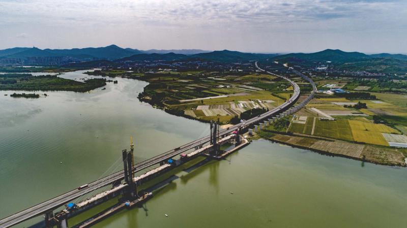 ralphcnb's tweet image. 蒙华铁路汉江特大桥合龙在即
The Menghua Railway Hanjiang Bridge soon finished.  Old bridge Closing
El puente Menghua Railway Hanjiang cerrará pronto.
article.chinesenewsboard.com/Gov.CN/2018/05…
#HanJiangBridge #蒙华铁路汉江特大桥 #ChineseEngineering #Construction #desarrollo