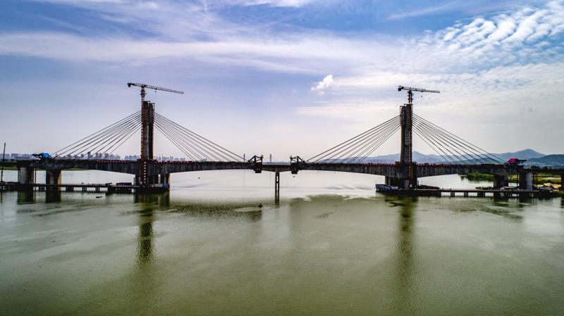 ralphcnb's tweet image. 蒙华铁路汉江特大桥合龙在即
The Menghua Railway Hanjiang Bridge soon finished.  Old bridge Closing
El puente Menghua Railway Hanjiang cerrará pronto.
article.chinesenewsboard.com/Gov.CN/2018/05…
#HanJiangBridge #蒙华铁路汉江特大桥 #ChineseEngineering #Construction #desarrollo